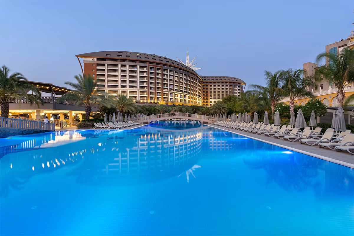 Royal Seginus Hotel ve havuzu
